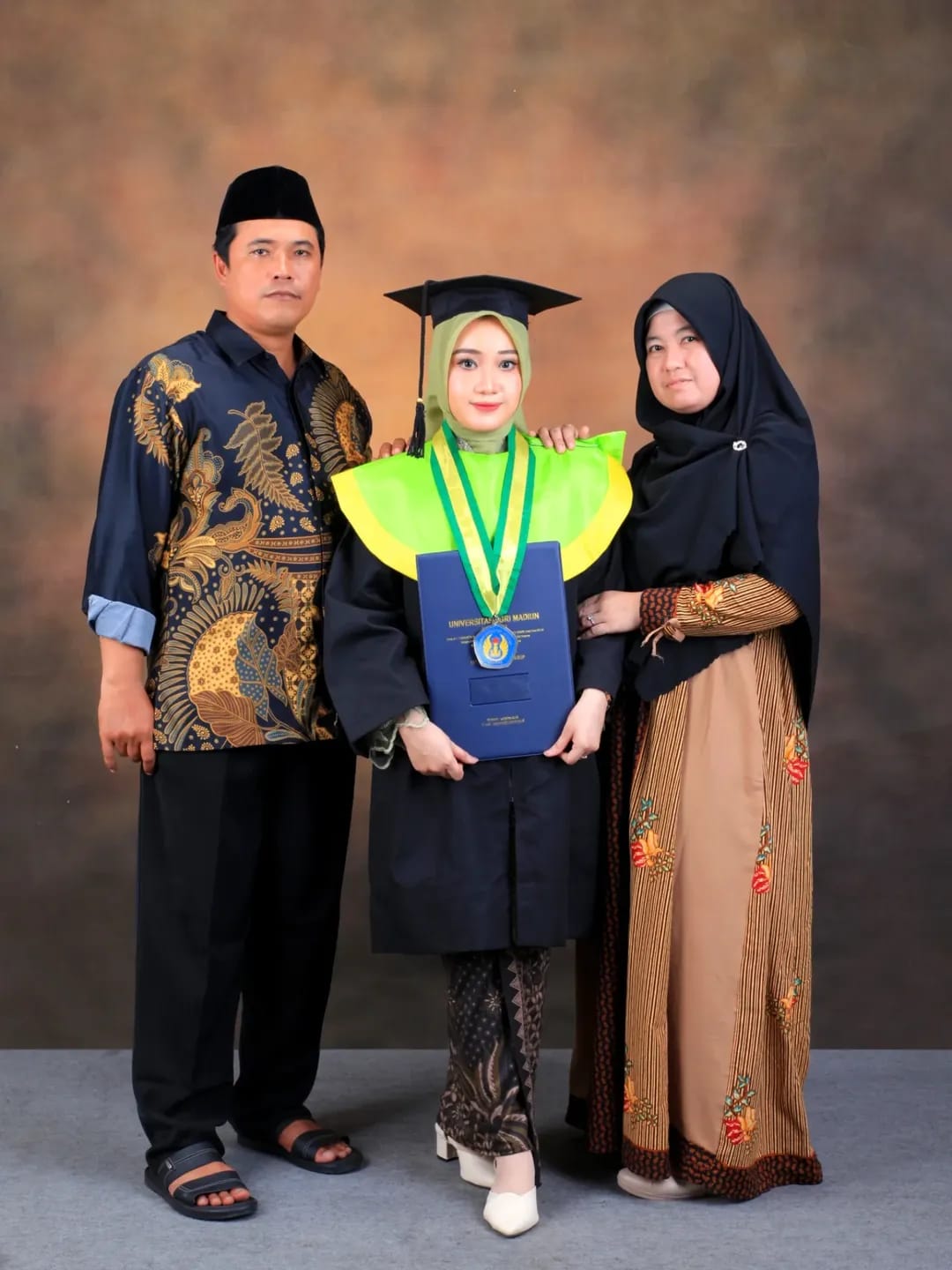Foto wisuda studio estetik di Miraco Photo Studio Madiun